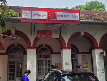 Arched red-and-white India Post building with a ‘Kochi H.O. 682001’ signboard