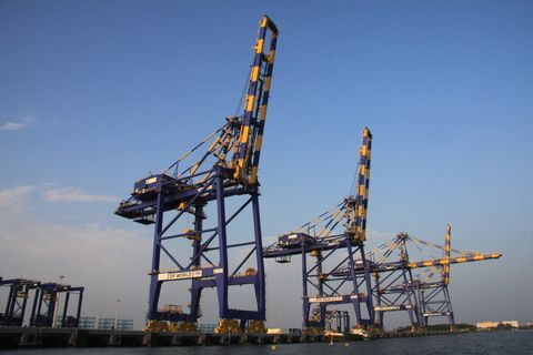 Picture of crane at the Vallarpadam Terminal